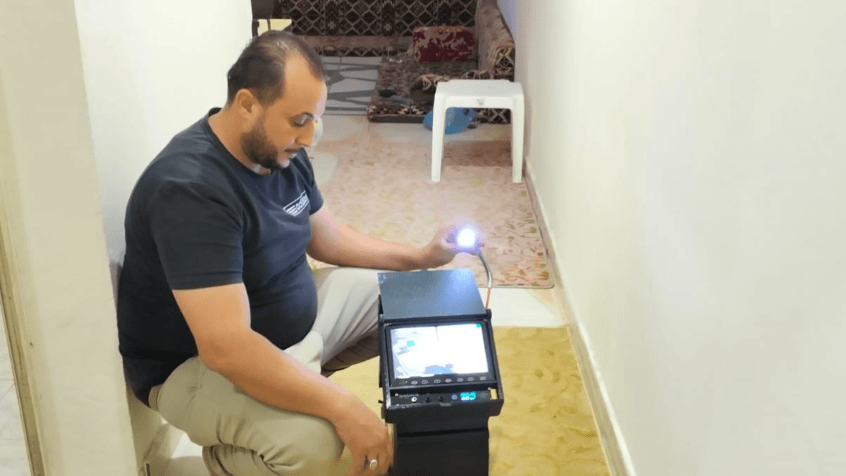 أبو إلياس أثناء معايرة جهاز كاميرات CCTV المتطورة